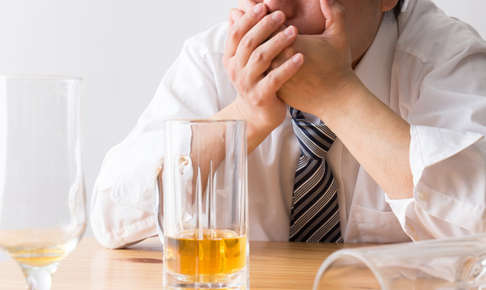 お酒を飲むと気持ち悪くなる。対処法や治し方、無理せず気持ちよく酔う秘訣。