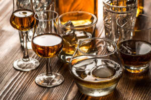 ウイスキーは量でどのくらい値段が変わる？シングル、ダブル、ハーフ、ジガー…の単位を解説