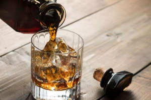 ウイスキー「オン・ザ・ロック」を楽しむ。飲み方から作り方、おすすめ銘柄をご紹介。
