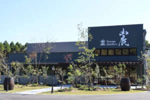 熊本県の山鹿蒸溜所が見学施設とショップをグランドオープン