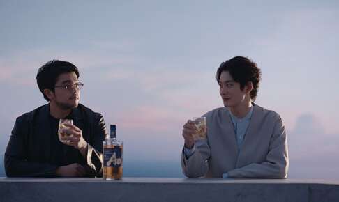 SUNTORY WORLD WHISKY 碧Ao（アオ）の新TVCMに井口理（King Gnu）×岡田将生