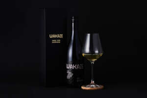 日本酒ベンチャー「WAKAZE」がフレンチウイスキー樽熟成清酒「THE BARREL LIMITED -WHISKY-」を発売